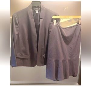 Nine West Skirt Suit Both lined & have stretch 
Charcoal Grey Size 20 classy NEW